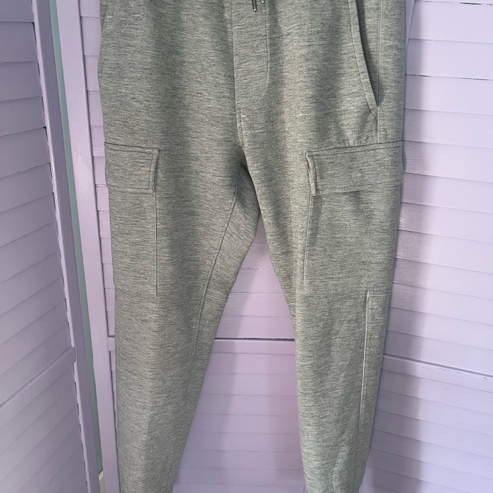 AMERICAN EAGLE Men's Gray Jogger/Cargo Pants.  Men’s small. Cuffs at ankle hem.